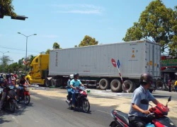 Xe container tông gãy trụ đèn rồi "nằm vạ" trên dải phân cách