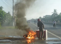 Xe máy cháy ngùn ngụt, lái xe bị bỏng