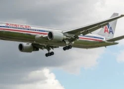 American Airlines để một phụ nữ tàn tật phải bò lên máy bay