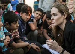 Angelina Jolie &#8211; hơn một thập kỷ hoạt động nhân đạo