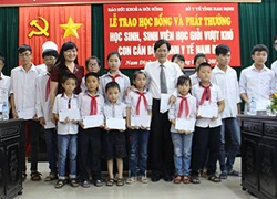 Báo Sức khỏe&#038;ời sống tặng học bổng cho con em cán bộ y tế Nam ịnh