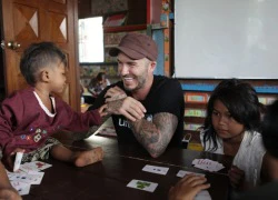 Becks cười tươi bên trẻ em Campuchia