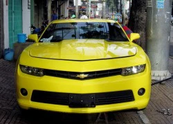 Camaro 2015 hàng hiếm thay bánh trên vỉa hè Sài Gòn