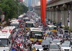 Chôn chân trên phố Hà Nội vì ùn tắc