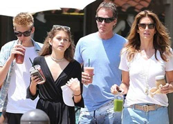 Gia đình Cindy Crawford sành điệu dạo phố