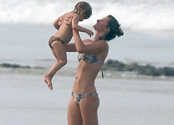 Gisele Bundchen nô đùa với hai con trên biển