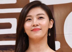 Ha Ji Won diện váy trễ vai, trẻ trung ngang ngửa đàn em kém 10 tuổi