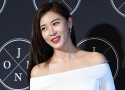 Ha Ji Won khoe vai trần nuột nà