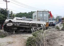 Hình ảnh "lanh tanh bành" trên QL1 sau cú "mất lái" của xe đầu kéo