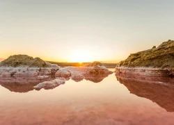 Hồ nước đỏ màu máu như trên sao Hỏa ở Crimea