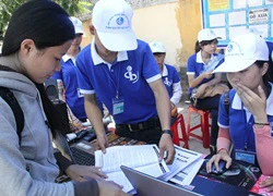 Hội đồng hương làm cẩm nang tặng thí sinh