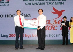 Hơn 5.000 học sinh nhận học bổng &#8220;Chia sẻ ước mơ&#8221;