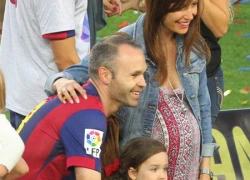 Iniesta nhận Cup hôm trước, đón quý tử hôm sau