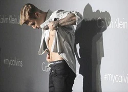 Justin Bieber vén áo, khoe bụng 6 múi tại Hong Kong