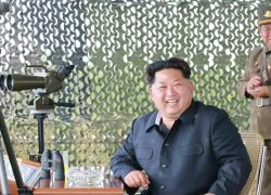 Kim Jong-un hào hứng dõi theo nữ phi công luyện tập