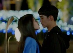 Kim Soo Hyun ngơ ngẩn khi được IU hôn môi