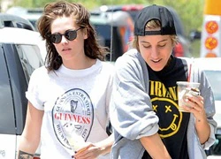 Kristen Stewart diện đồ tomboy xuất hiện cùng "bạn gái tin đồn"