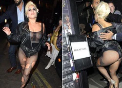 Lady Gaga tiếp tục hở bạo đi bar