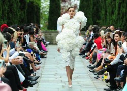 Lê Thúy diện váy khối hoa hồng trắng kiêu kỳ catwalk