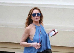 Lindsay Lohan 'thả rông' lộ vòng 1 xập xệ