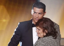 Mẹ C. Ronaldo bị giữ ở sân bay vì mang quá nhiều tiền