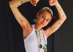 Miley Cyrus tự tin khoe lông nách rậm rạp trên thảm đỏ