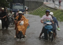 Mưa lớn, đường phố chìm trong &#8220;biển&#8221; nước