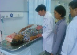 Mưa lớn làm tốc mái nhiều căn nhà, 5 người bị thương