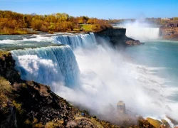 Người trinh nữ trong sương mù ở thác Niagara