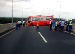 Ôtô khách đâm liên hoàn trên cao tốc, 13 người bị thương