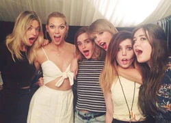 Taylor Swift thân thiết bên Emma Watson, vui vẻ đi chơi tàu với bạn trai