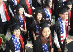 Tốt nghiệp đại học, nhận học bổng Amcham