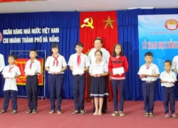 Trao học bổng cho HS khuyết tật và HS nghèo vượt khó