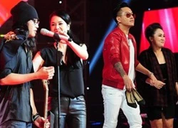 Tuấn Hưng xách guốc, Thu Phương cởi áo cho thí sinh The Voice