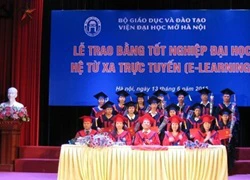 Viện Đại học mở Hà Nội trao bằng cho các tân cử nhân, kỹ sư