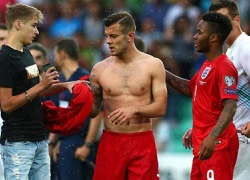 Wilshere tặng áo cho CĐV... đối phương