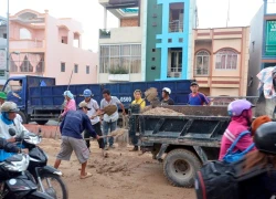 Xe ben "rải thảm bùn" trên mặt cầu, giao thông kẹt cứng