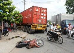 Xe container &quot;đại náo&quot; đường phố, lao vào nhà dân