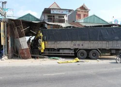 Xe tải mất lái đâm thẳng vào nhà dân, 7 người thoát chết