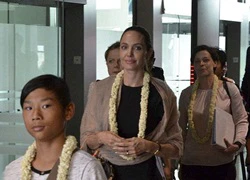 Angelina Jolie tươi tắn tới thăm Myanmar cùng Pax Thien