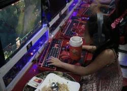 Bất ngờ với hình ảnh bé gái 10 tuổi chơi DOTA 2 ngoài quán Net