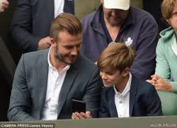 Becks lấy nước bọt lau miệng cho con trai khi đi xem thể thao