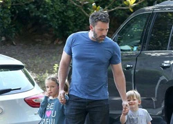 Ben Affleck đeo lại nhẫn cưới, trông con cho vợ cũ