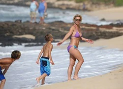 Britney Spears sexy nô đùa với hai quý tử trên biển