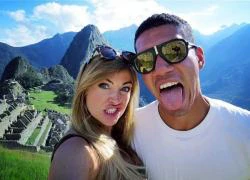 Chắc chân ở M.U, Smalling đưa bồ đi du hí