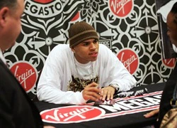 Chris Brown bị cấm rời Philippines vì kiện tụng hợp đồng