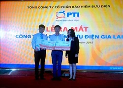 Động viên học sinh nghèo hiếu học tại Gia Lai