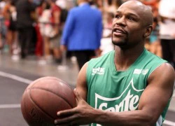 Floyd Mayweather đại chiến Snoop Dogg trên sân bóng