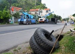 Gãy trục, xe chở than lật giữa đường