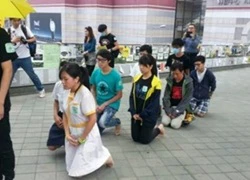 Giáo viên phạt 96 học sinh quỳ suốt 20 phút vì đến muộn